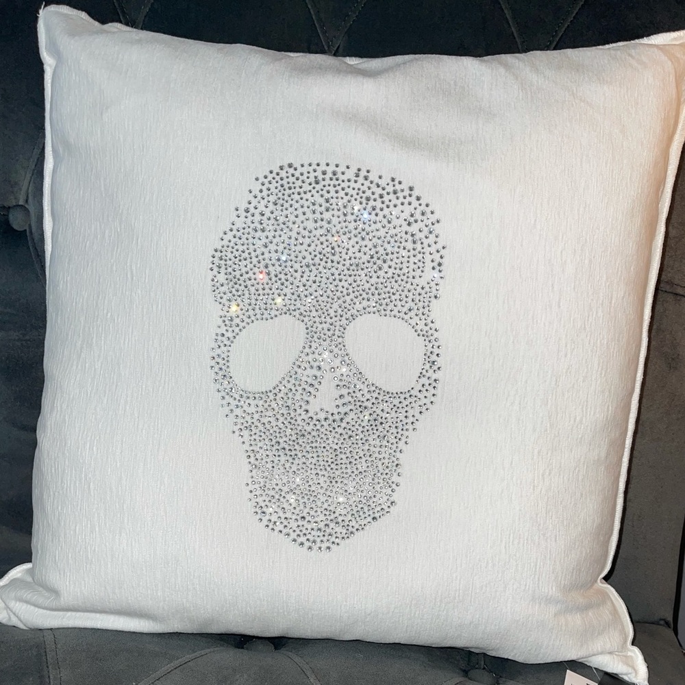 LAST 1 NWT 20x20 Crystal/Rhinestone Bling Skull Velvet Pillow Skeleton Halloween